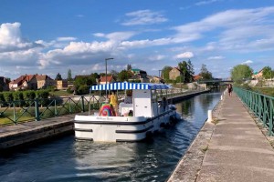 Le bateau &agrave; hydrog&egrave;ne des Canalous tombe &agrave; l'eau