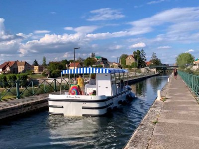 A Digoin, le bateau à hydrogène des Canalous tombe à l'eau