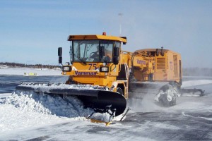 Une d&eacute;neigeuse &agrave; hydrog&egrave;ne sur le tarmac de l'a&eacute;roport d'Helsinki