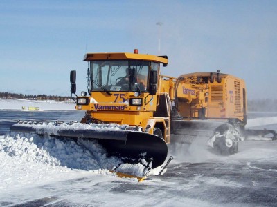 Une d&eacute;neigeuse &agrave; hydrog&egrave;ne sur le tarmac de l'a&eacute;roport d'Helsinki