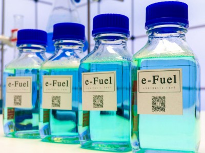 Produit à partir d'hydrogène, ce e-carburant est 100 fois plus cher que l'essence (mais cela devrait changer)