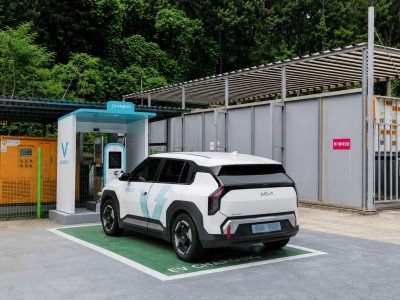 Cette borne de recharge pour voiture &eacute;lectrique est associ&eacute;e &agrave; une pile &agrave; hydrog&egrave;ne