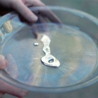 Hydrog&egrave;ne vert : ce m&eacute;tal liquide activ&eacute; par la lumi&egrave;re pourrait remplacer l'&eacute;lectrolyse