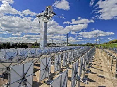 A catalyse solaire, cette usine de production d'hydrogène vert n'utilise ni électrolyseur, ni électricité