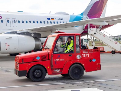 Hambourg teste un tracteur &agrave; bagages &agrave; hydrog&egrave;ne pour d&eacute;carboner ses services au sol