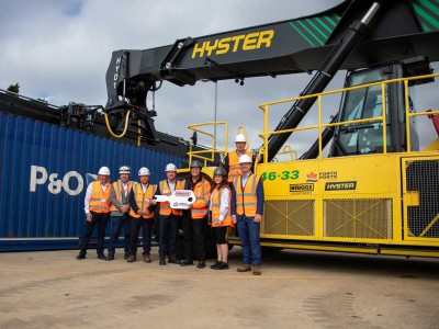 Ce reachstacker &agrave; hydrog&egrave;ne peut travailler 12 heures avec un plein de moins de 30 minutes