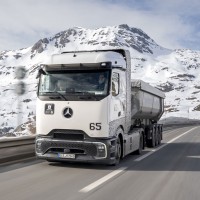 Mercedes met à l'épreuve ses camions à hydrogène en haute montagne