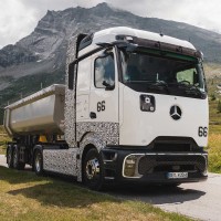 Daimler poursuit les tests extrêmes de son camion à hydrogène dans les Alpes Suisses