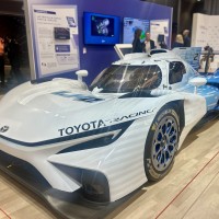 Au Mondial de l'Auto, Toyota pr&eacute;sente sa voiture de course &agrave; hydrog&egrave;ne face &agrave; la d&eacute;ferlante &eacute;lectrique