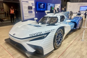 Au Mondial de l'Auto, Toyota pr&eacute;sente sa voiture de course &agrave; hydrog&egrave;ne face &agrave; la d&eacute;ferlante &eacute;lectrique