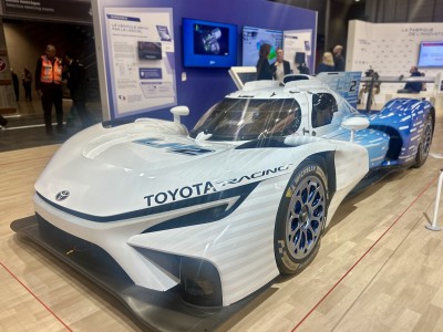 Au Mondial de l'Auto, Toyota pr&eacute;sente sa voiture de course &agrave; hydrog&egrave;ne face &agrave; la d&eacute;ferlante &eacute;lectrique