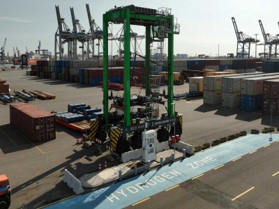 A Hambourg, ce portique g&eacute;ant carbure &agrave; l'hydrog&egrave;ne