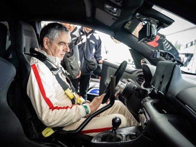 Mr Bean au volant de la Toyota Yaris à hydrogène