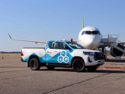 Le Toyota Hilux &agrave; hydrog&egrave;ne s'invite sur le tarmac de l'a&eacute;roport de Lyon