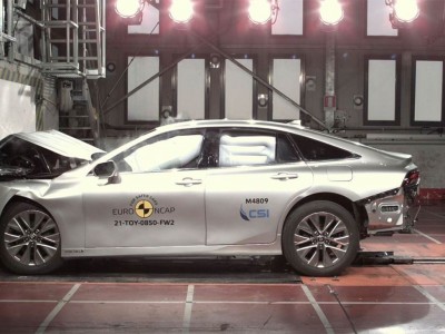 Voiture hydrog&egrave;ne : la Toyota Mirai passe l'&eacute;preuve du crash-test