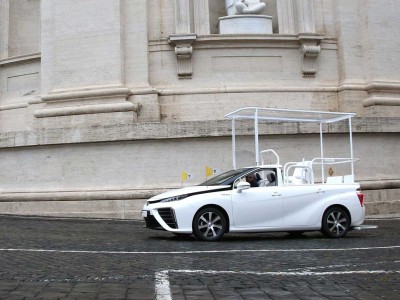 Une voiture &agrave; hydrog&egrave;ne transform&eacute;e en papamobile livr&eacute;e au Vatican