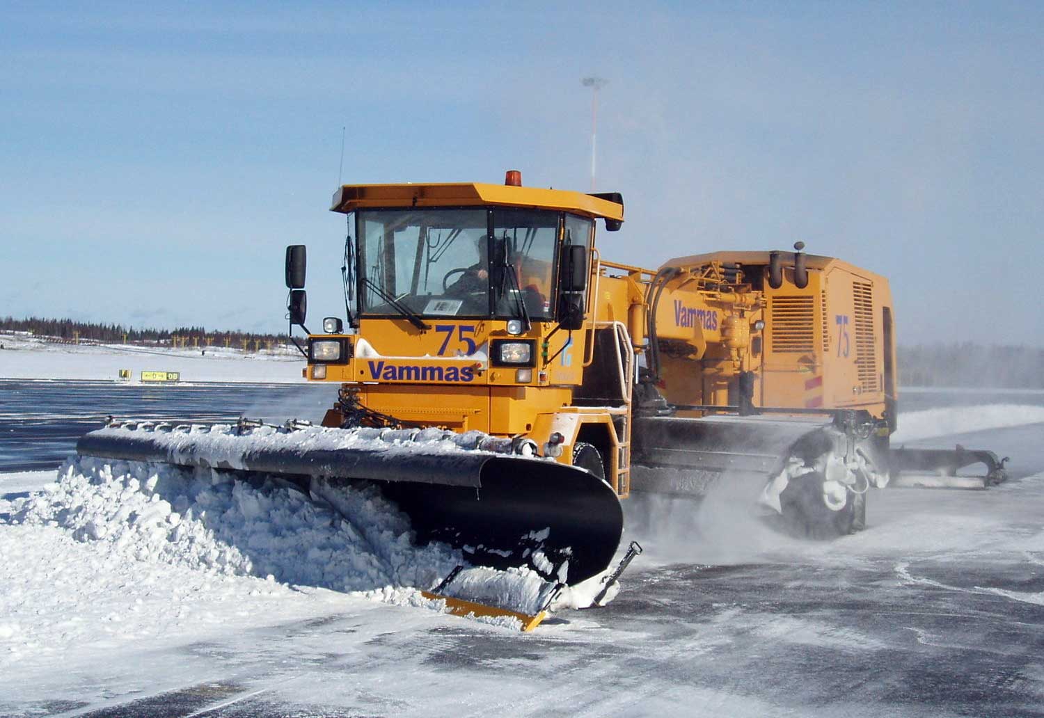 Une d&eacute;neigeuse &agrave; hydrog&egrave;ne sur le tarmac de l'a&eacute;roport d'Helsinki