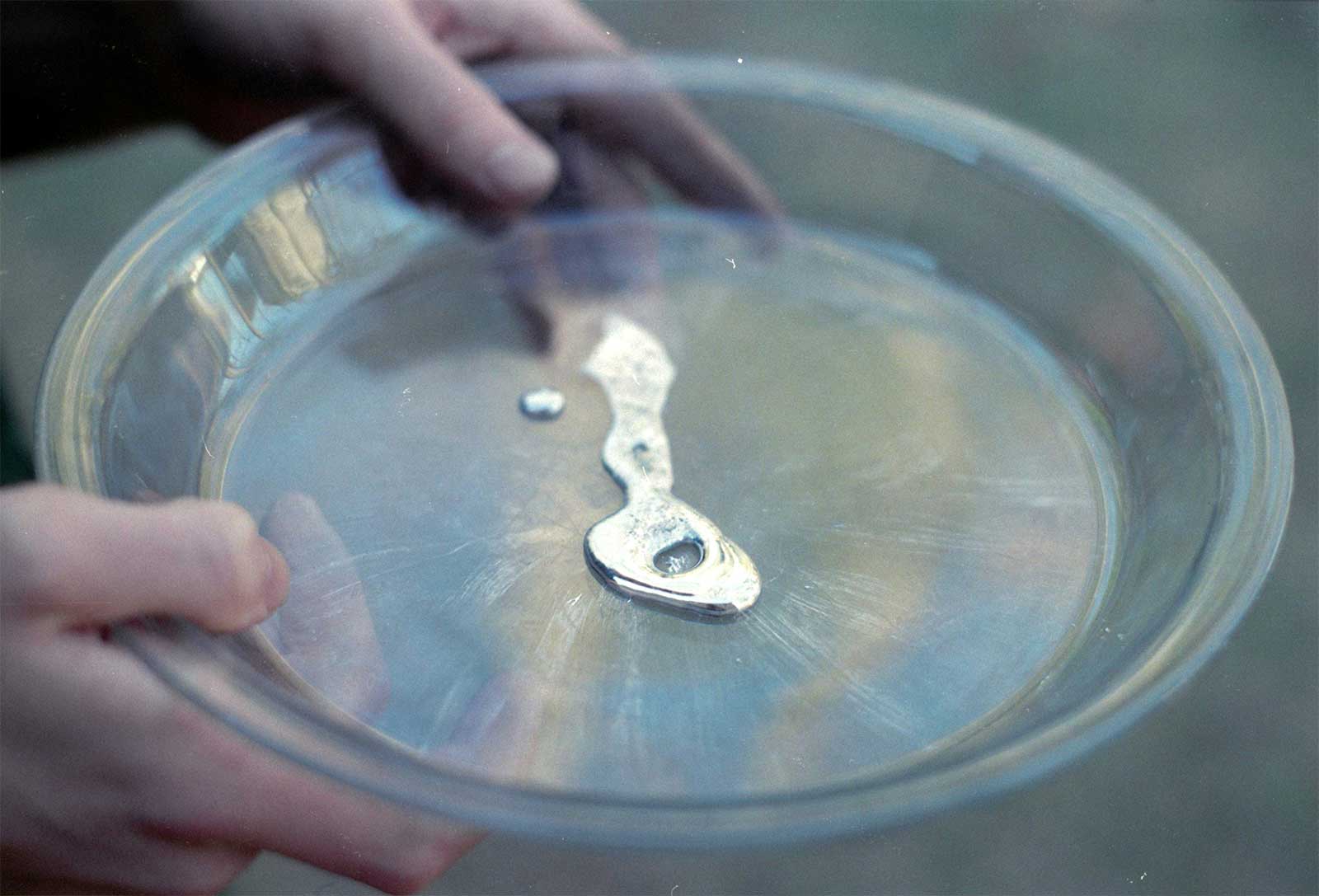 Hydrog&egrave;ne vert : ce m&eacute;tal liquide activ&eacute; par la lumi&egrave;re pourrait remplacer l'&eacute;lectrolyse