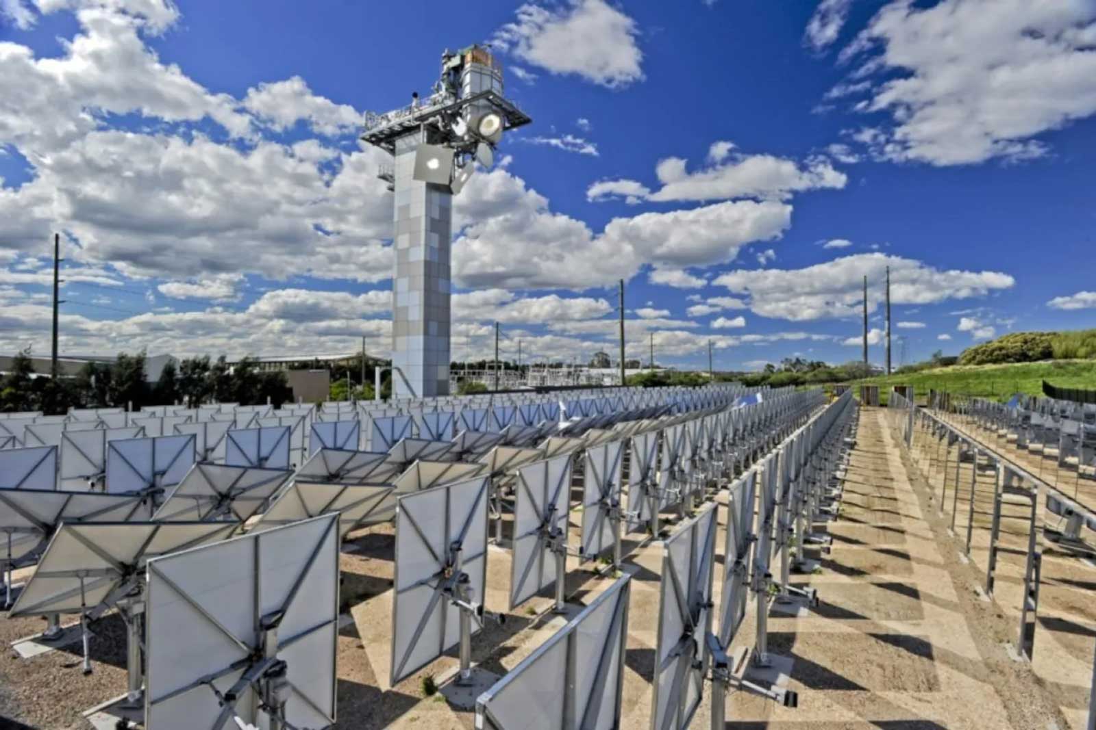 A catalyse solaire, cette usine de production d'hydrogène vert n'utilise ni électrolyseur, ni électricité