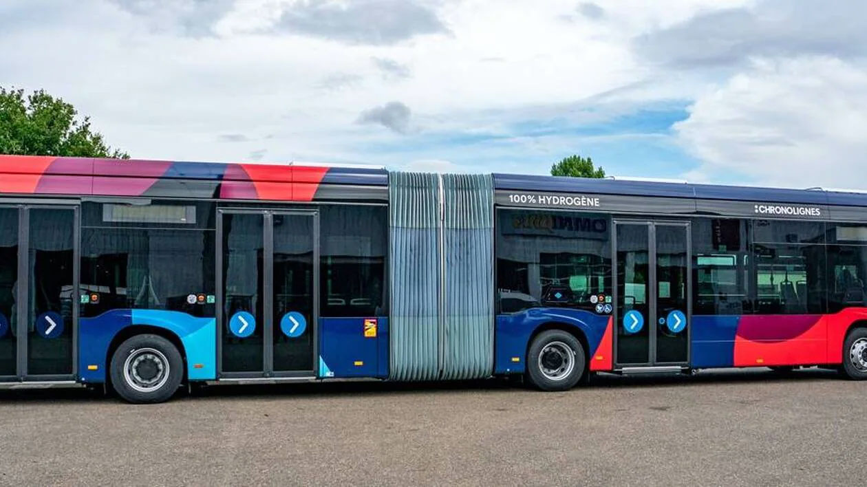 Le Mans accueille son nouveau bus articulé à hydrogène