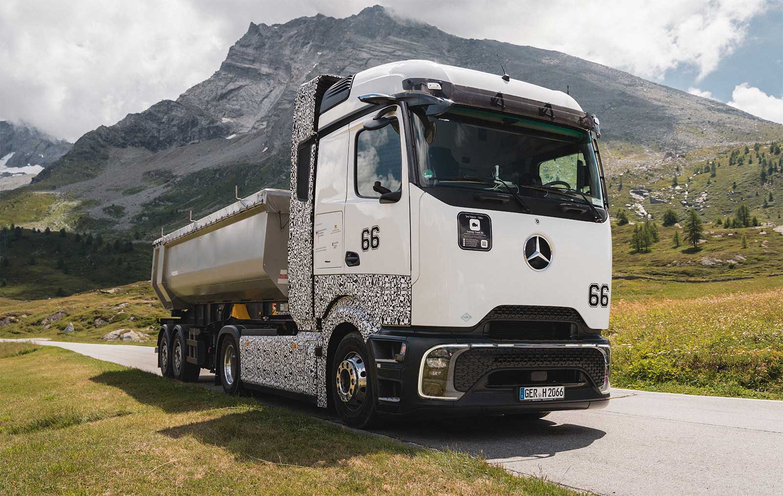 Daimler poursuit les tests extr&ecirc;mes de son camion &agrave; hydrog&egrave;ne dans les Alpes Suisses