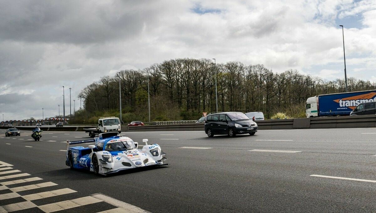 Mission H24 : la voiture de course hydrog&egrave;ne parade sur autoroute