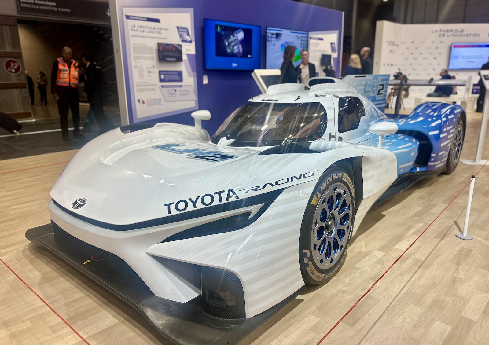 Au Mondial de l'Auto, Toyota pr&eacute;sente sa voiture de course &agrave; hydrog&egrave;ne face &agrave; la d&eacute;ferlante &eacute;lectrique