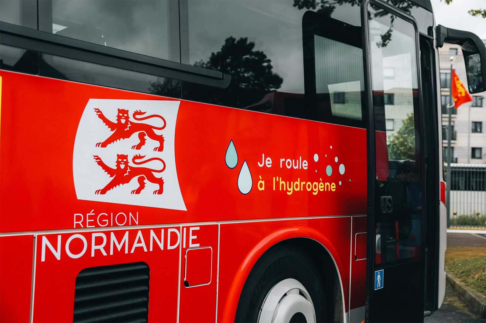Rétrofit : en Normandie, le premier autocar diesel converti à l'hydrogène est en service