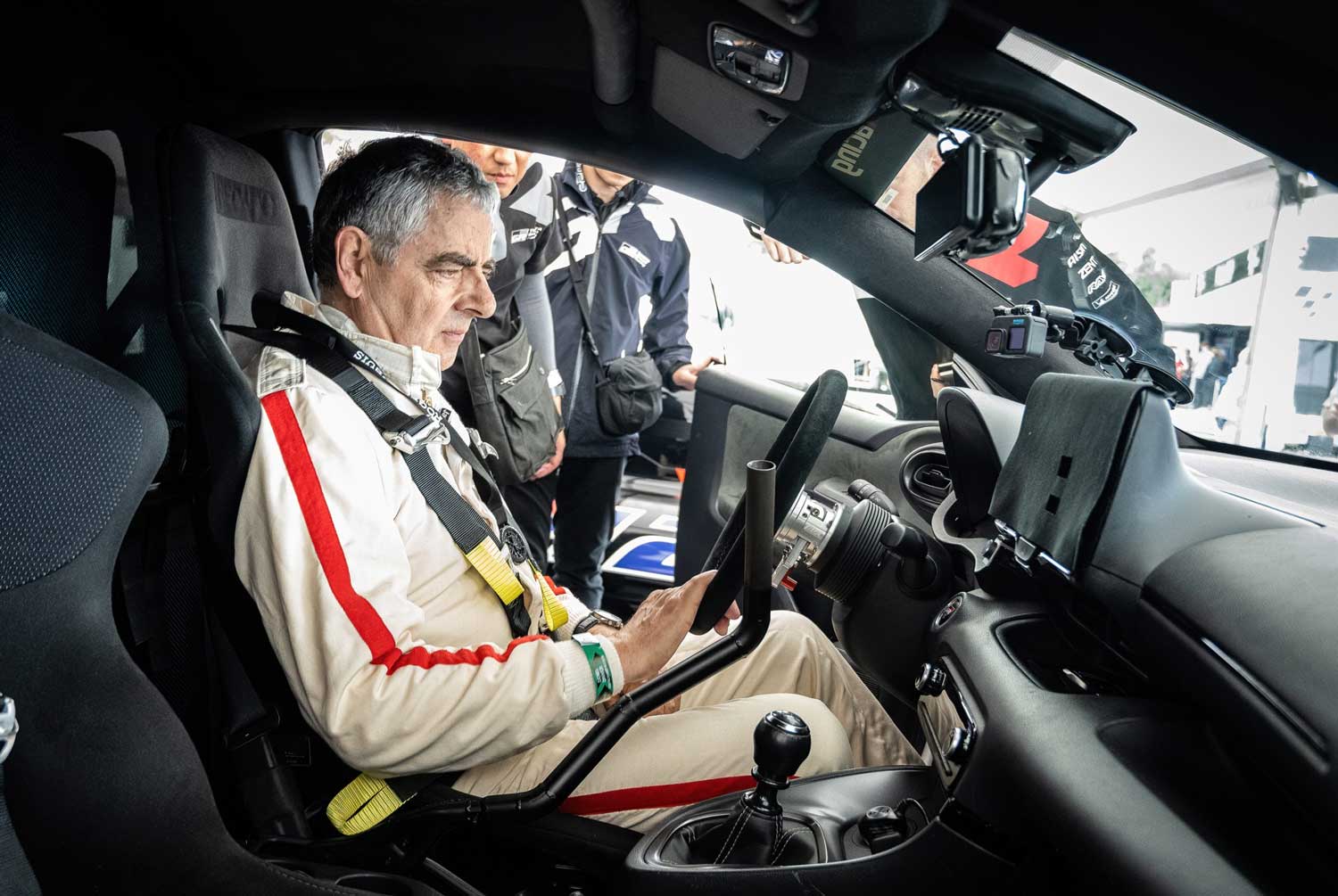 Mr Bean au volant de la Toyota Yaris à hydrogène