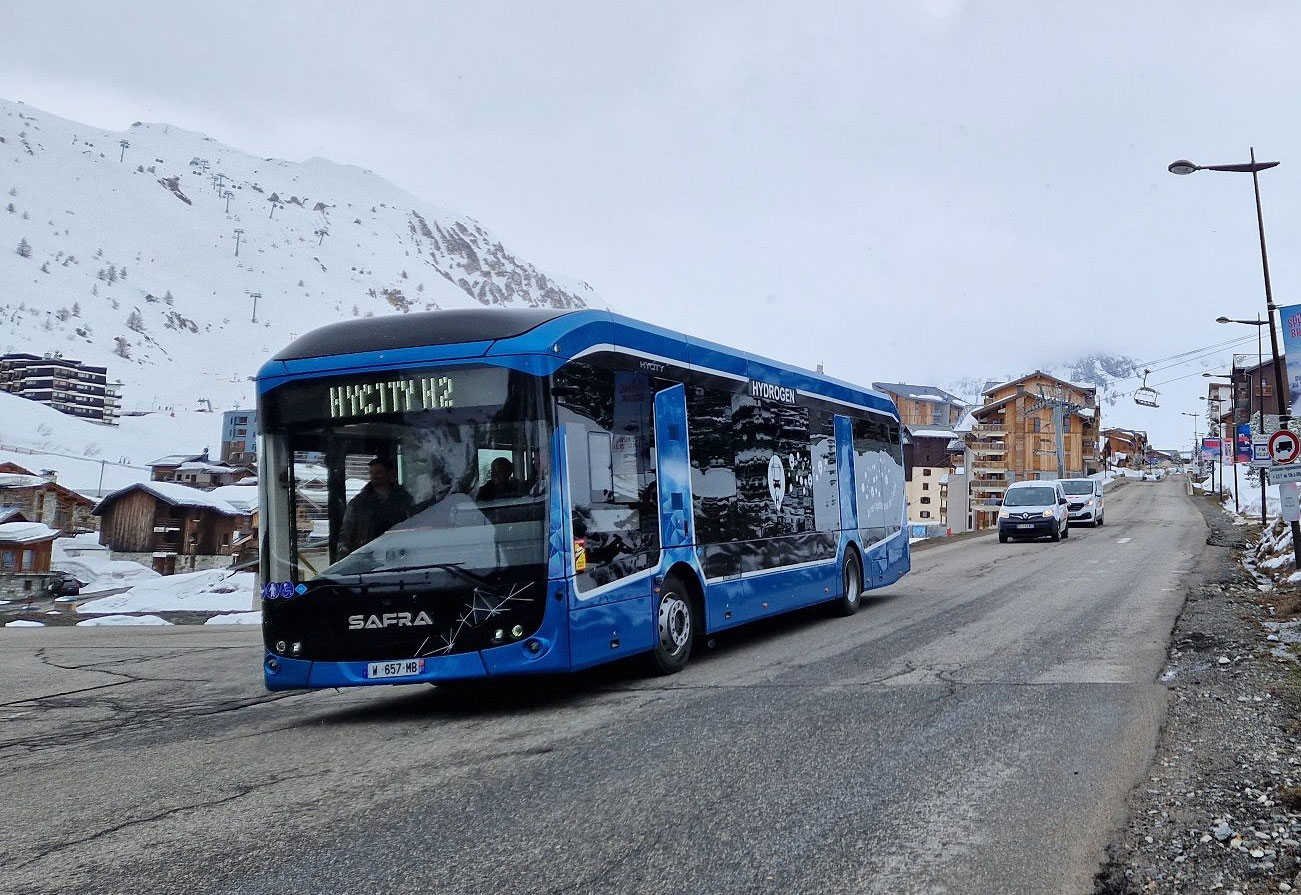 Le nouveau bus à hydrogène de Safra s'invite dans les Alpes