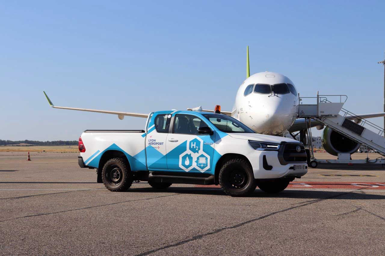 Le Toyota Hilux à hydrogène s'invite sur le tarmac de l'aéroport de Lyon