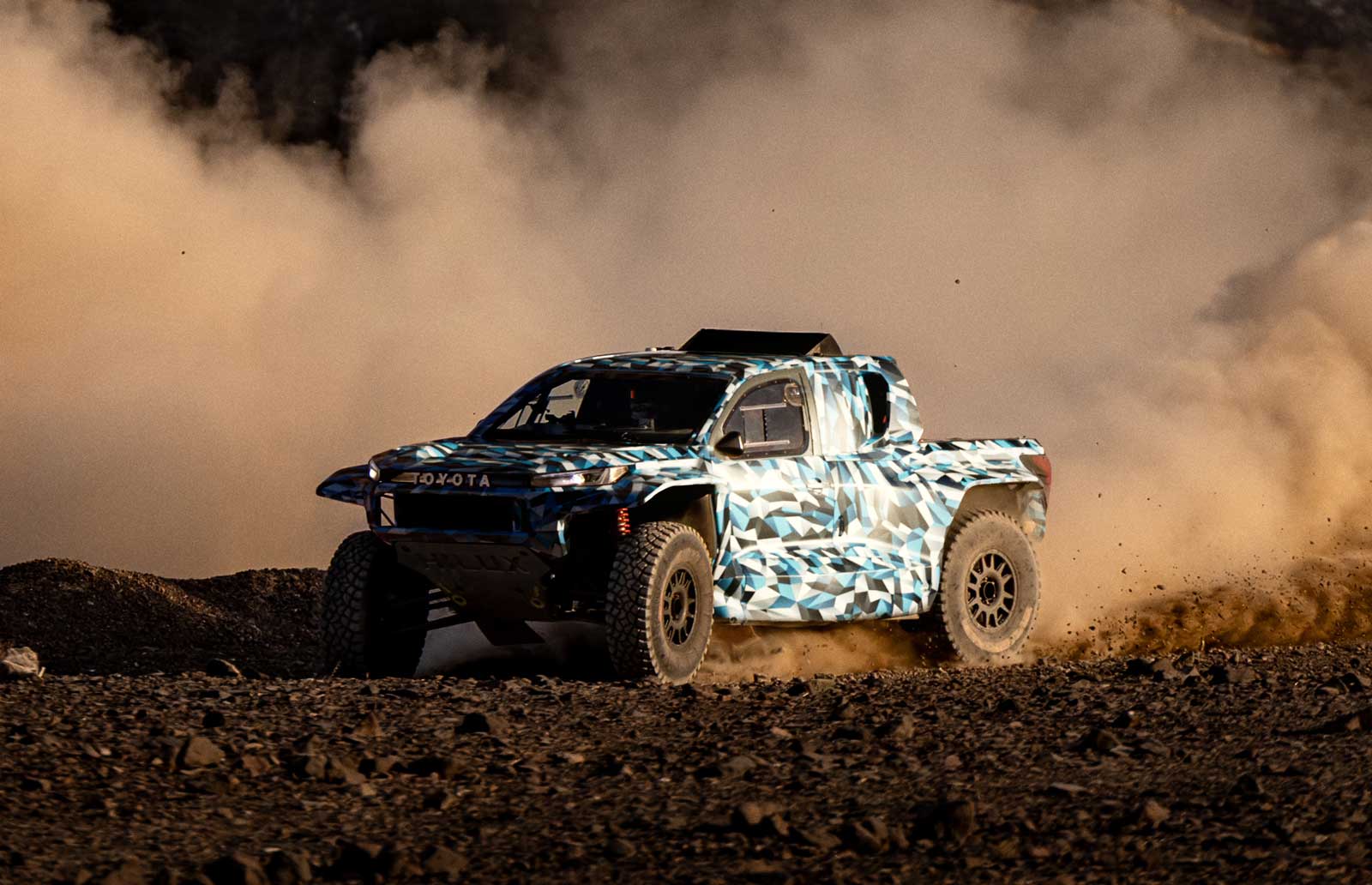 Le Dakar va servir de laboratoire g&eacute;ant &agrave; Toyota : son Hilux &agrave; hydrog&egrave;ne sera engag&eacute; en 2027