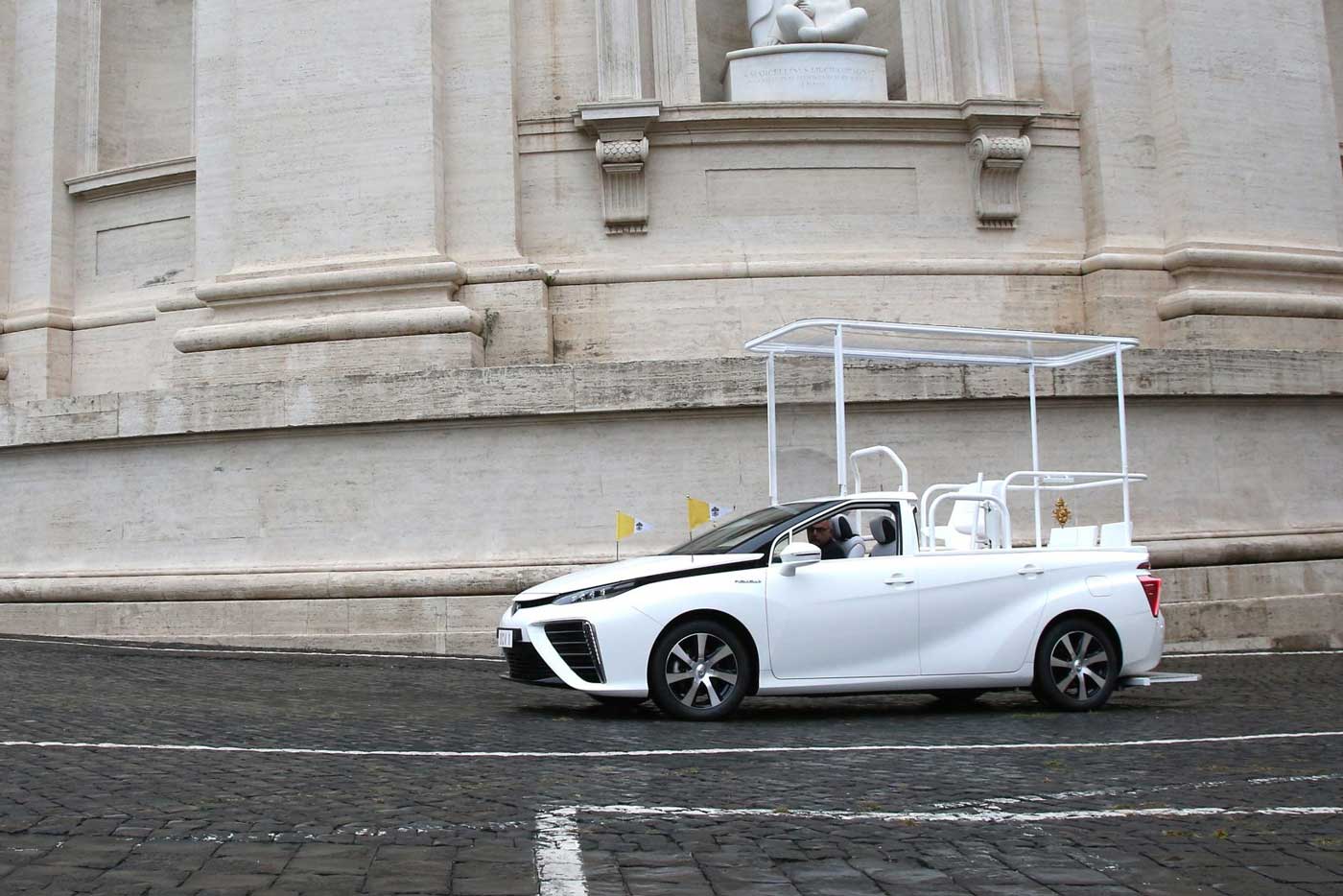Une voiture à hydrogène transformée en papamobile livrée au Vatican